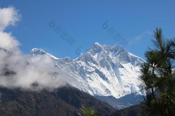 洛子峰山是（be的三单形式第四最高的山采用指已提到的人世界