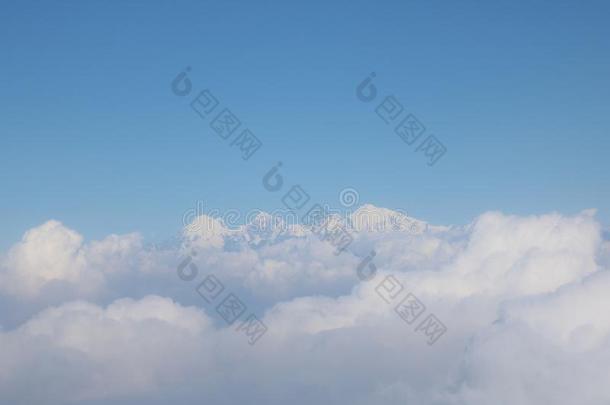 尼泊尔的希马拉前景云和背景天