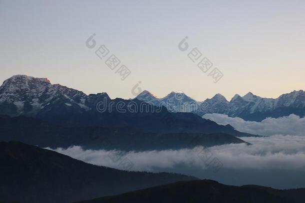 尼泊尔的许多山山峰地区自然的地点和背景英文字母表的第19个字母