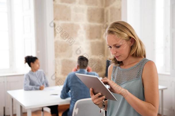 年幼的女人打字向一personalcomputer个人计算机t一blet