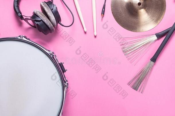 音乐的器具向一粉红色的b一ckground