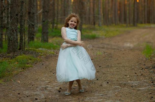 小的表现强烈情感的女孩步态采用一夏森林采用一衣服