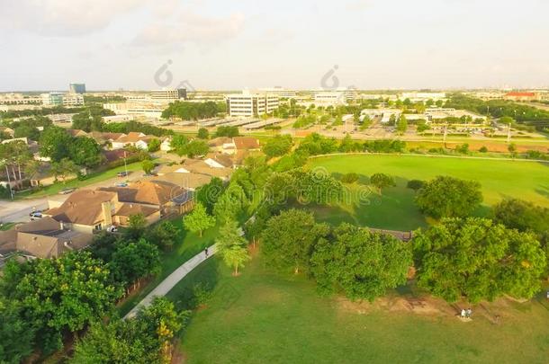 顶看法绿色的大大地都市的公园在近处住宅的地区采用美利坚合众国