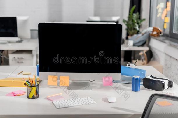 现代的计算机和空白的屏幕在工作场所
