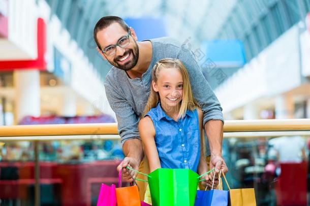 爸爸和女儿购物采用购物中心