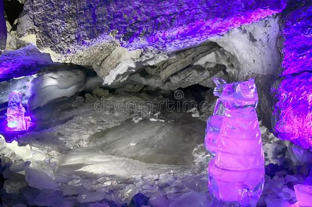 壮丽的冰钟乳石蓝色采用洞穴,清楚的黑暗的-蓝色冰