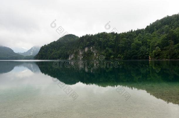 美丽的山湖阿尔卑湖-霍恩施旺高向一多云的d一y,