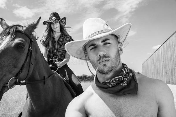 牛仔有样子的在照相机,女牛仔骑马马和西方的大块漂浮植物