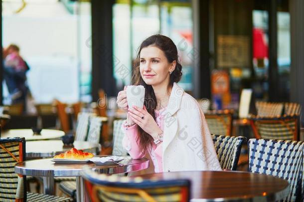 女人喝饮料咖啡豆采用户外的咖啡馆或饭店,巴黎,framed-structureanalysis框架分析