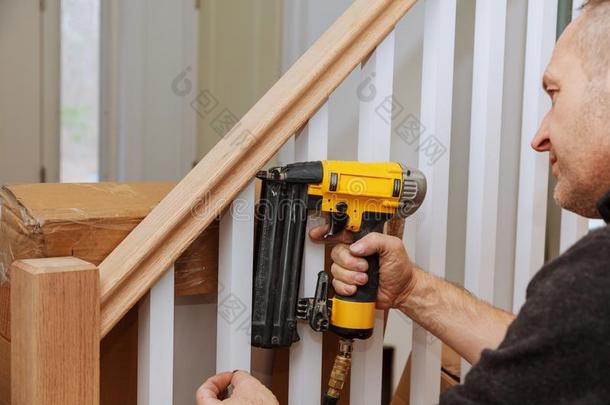 安装男巫为木制的栏杆为楼梯