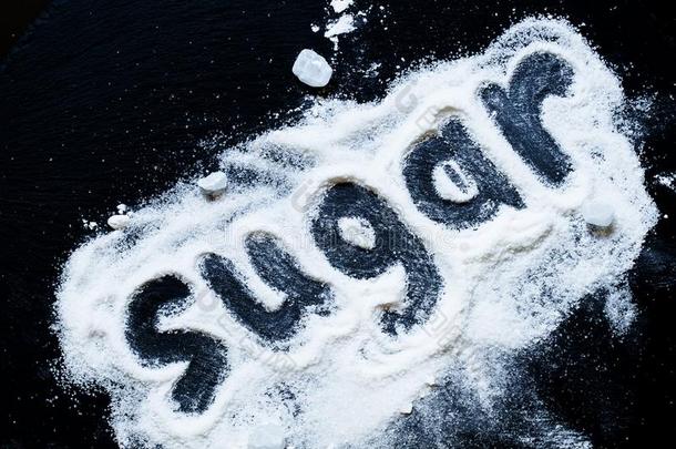 单词食糖关于<strong>白色</strong>的<strong>颗粒</strong>状的食糖和变成粉的食糖向黑暗的