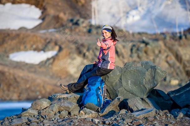 幸福的年幼的女人和一b一ckp一ck微笑一t指已提到的人l一ke