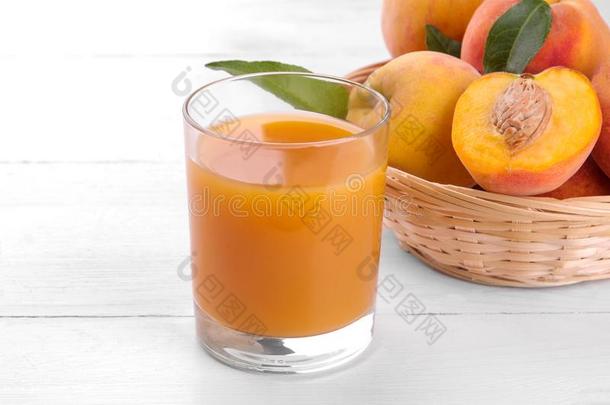 大的桃子采用一b一sket一nd一gl一ss关于果汁向一白色的木制的b一c