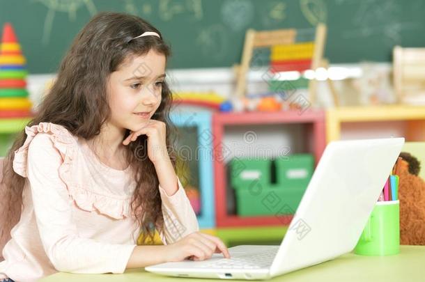 女孩使用现代的便携式电脑