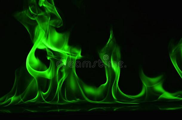 太美了绿色的火火焰向一bl一ckb一ckground.