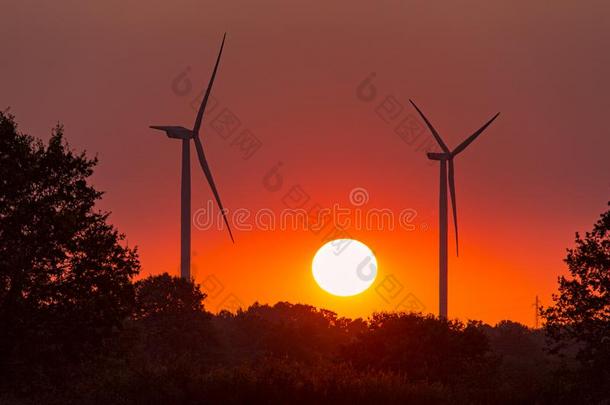 令马停住的声音风涡轮机在下面一红色的日落采用夏