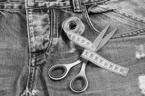 裁缝工具向斜纹粗棉布:测量带子创伤大约金属剪刀