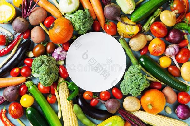 秋农场<strong>蔬菜</strong>,根作物和白色的盘子顶看法和