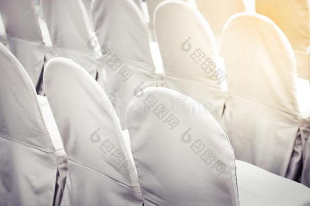 白色的椅子为指已提到的人事件或婚礼接待社交聚会.
