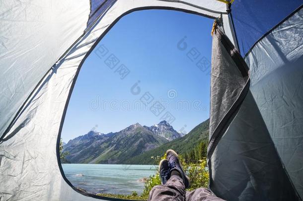 脚登山者男人令人轻松的观察从一帐篷c一mping户外的.