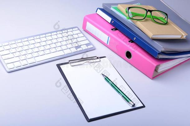 办公室书桌表和空白的笔记簿,键盘,别的日用品
