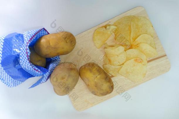 马铃薯炸马铃薯条向锋利的板和白色的背景