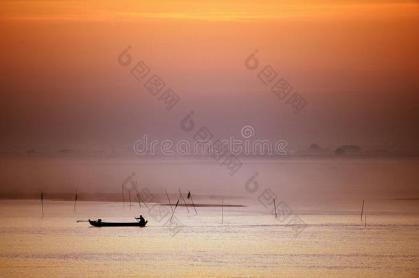 缅甸金色的日出轮廓关于渔夫采用独木舟