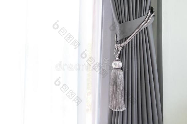 粗绳窗帘,灰色窗帘和白色的光窗帘