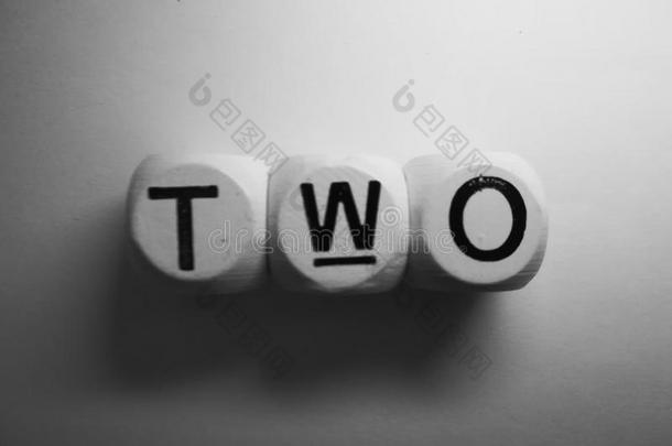单词两个向木制的骰子