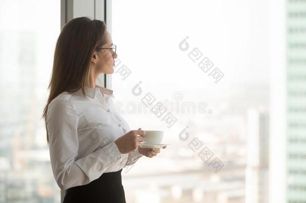 沉思的ChiefExecutiveOfficer执行总裁享有看法从窗喝饮料咖啡豆