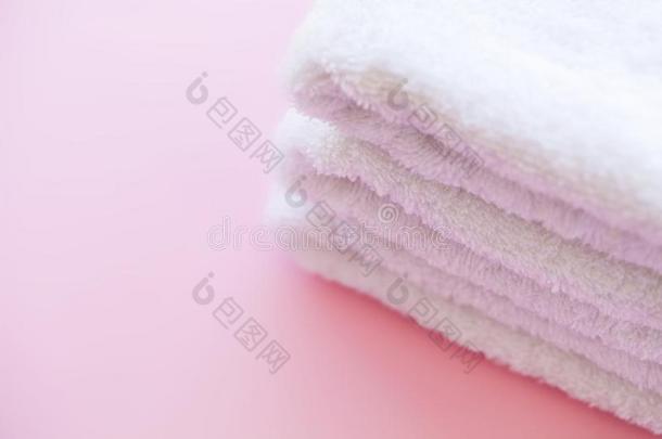 休闲健身中心.白色的棉毛巾使用采用休闲健身中心浴室向粉红色的背景.