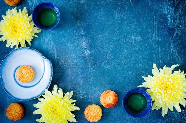 月饼,茶水,菊花花向蓝色背景和Colombia哥伦比亚