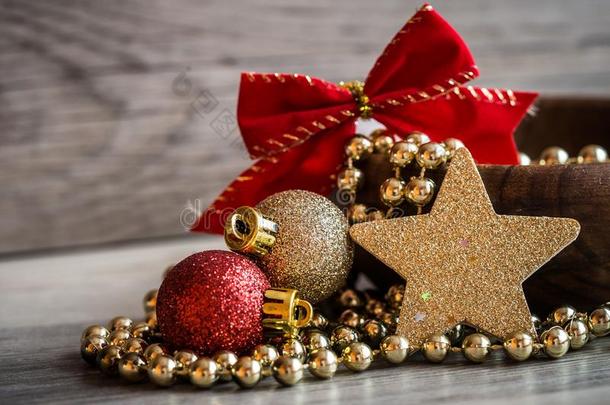 木制的碗和圣诞节<strong>金色</strong>的<strong>珍珠</strong>链子,红色的和金glittering闪烁