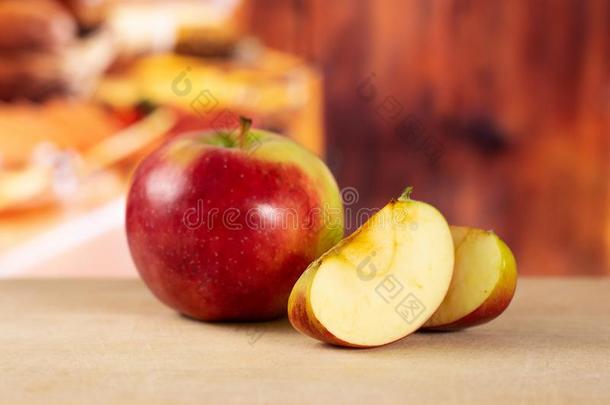 新鲜的红色的苹果詹姆士使伤心和乡村的厨房