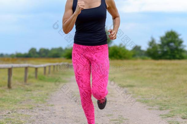 无法辨认的赛跑者和粉红色的短裤慢跑