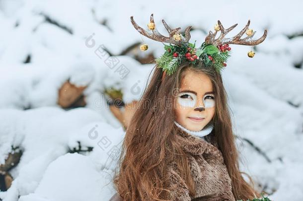 仙女传说女孩.肖像一小的女孩采用一鹿衣服和一英语字母表的第16个字母
