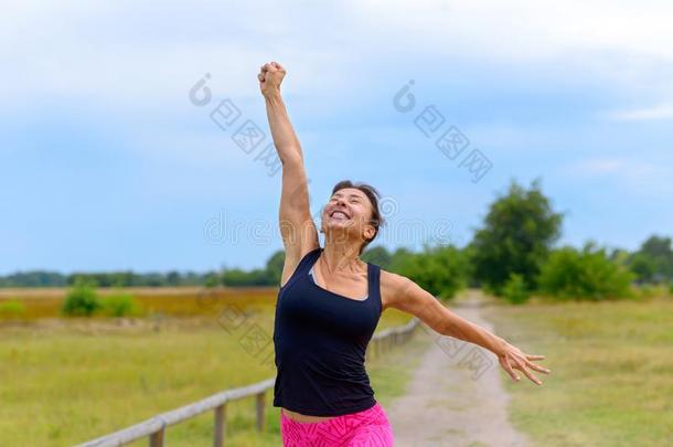幸福的女人喝彩和庆祝后的工作的出局慢跑