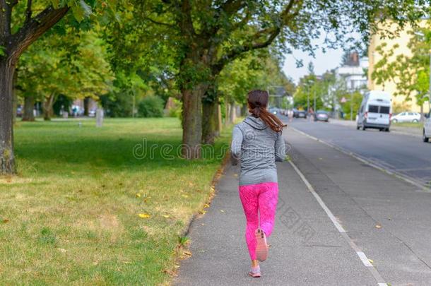 成熟的慢跑锻炼者<strong>跑步</strong>一起大街紧接在后的向公园