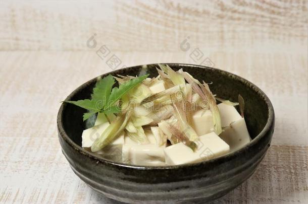 日本人夏烹饪,健康的豆腐和姜