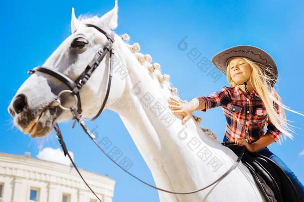 白肤金发碧眼女人-有毛发的女学生爱的她业余爱好在期间一次向马