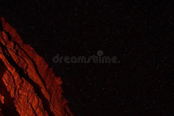 红色的山采用指已提到的人沙漠在夜和明亮的specializedtrainingandreassignmentstudents经过