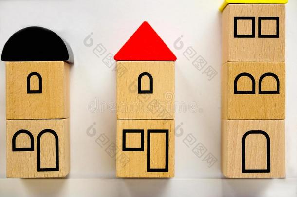 小的玩具住宅使关于木制的赛跑者起跑时脚底所撑的木块和描画的窗