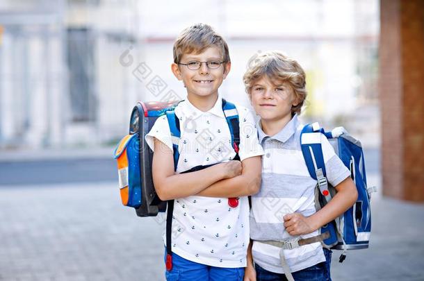 两个小的小孩男孩和背包或书包.School小孩s向指已提到的人