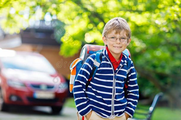 小的小孩男孩和学校书包向第一一天向学校