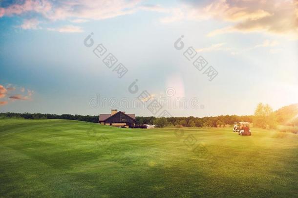 高尔夫球cablerelayst在i向s电缆继电器站向平衡的草地,游戏<strong>课程</strong>在日落