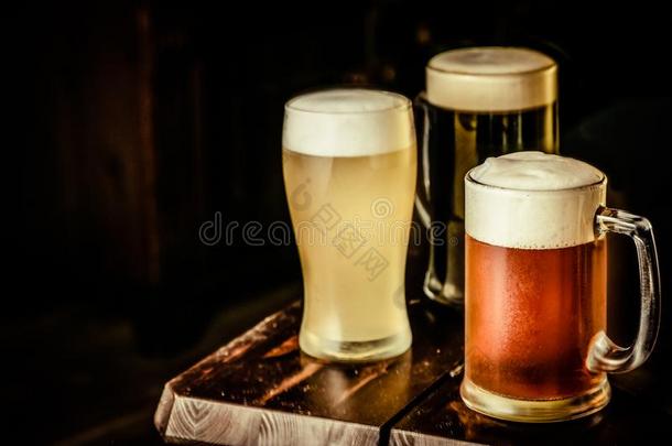 选择关于不同的类型关于啤酒采用眼镜采用酒馆后座