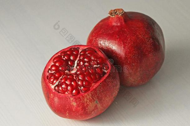 大的成熟的红色的花岗岩或石榴石.成果关于红色的成熟的石榴
