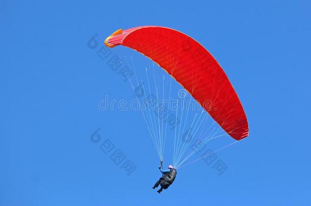 翼伞飞行器飞行的红色的翅膀