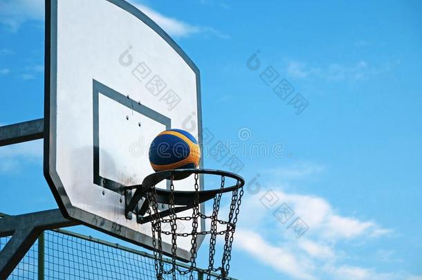 篮球箍和球和蓝色天在户外