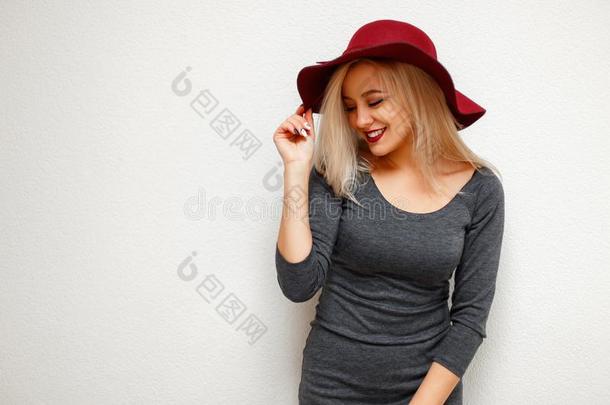 美丽的年幼的模型女人采用时尚帽子采用灰色衣服smil采用g